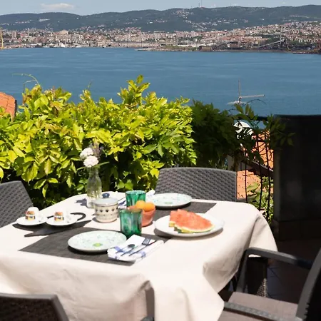 Uphill Bed & Breakfast Múggia